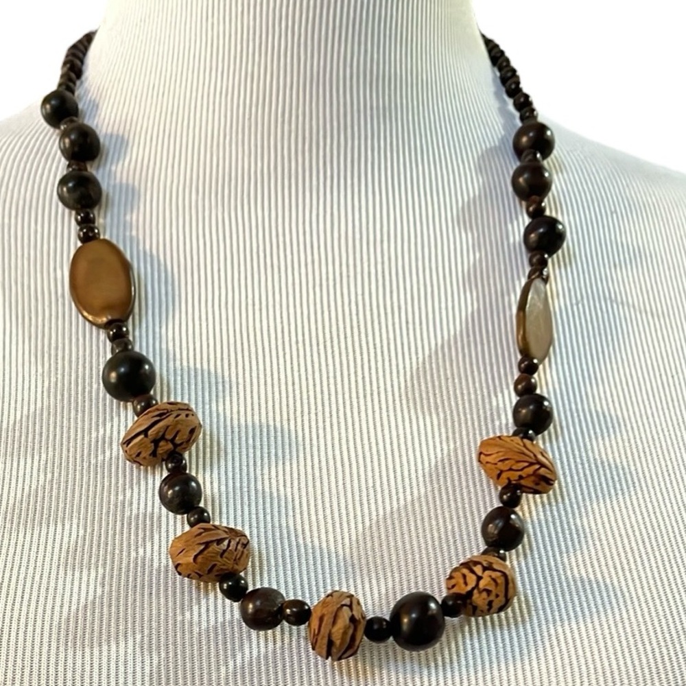 VINTAGE WOODEN TROPICAL BEADED NECKLACE LIGHT AND DARK BROWN